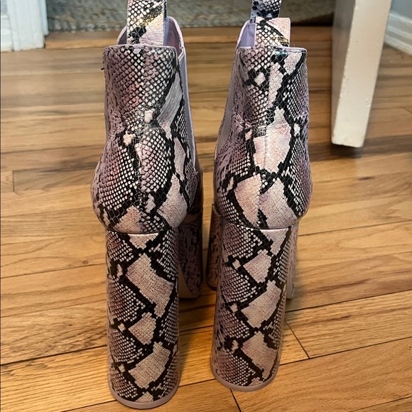 🛍️24 HR SALE🛍️Cult Gaia snakeskin print ultra high Zama platform booties - NWOB - Picture 7 of 8